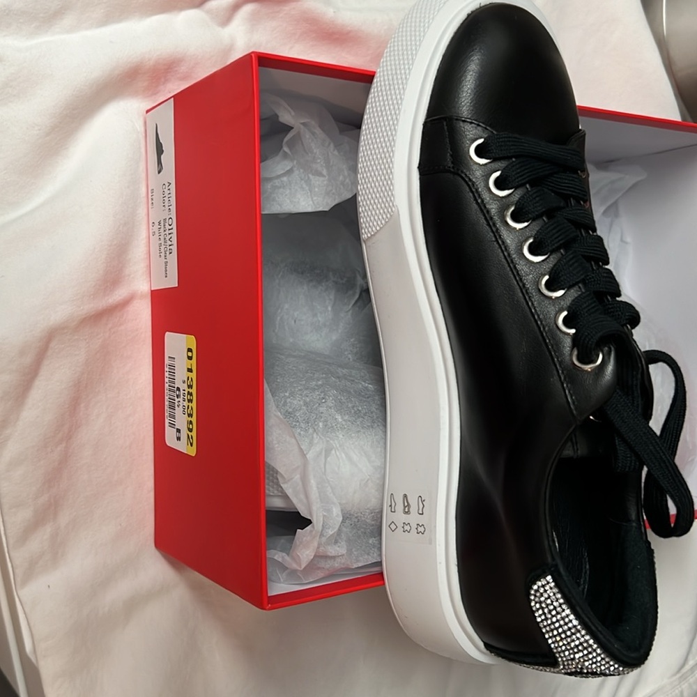 NEW NEVER WORN Wishbone Black and White Sole Shoes